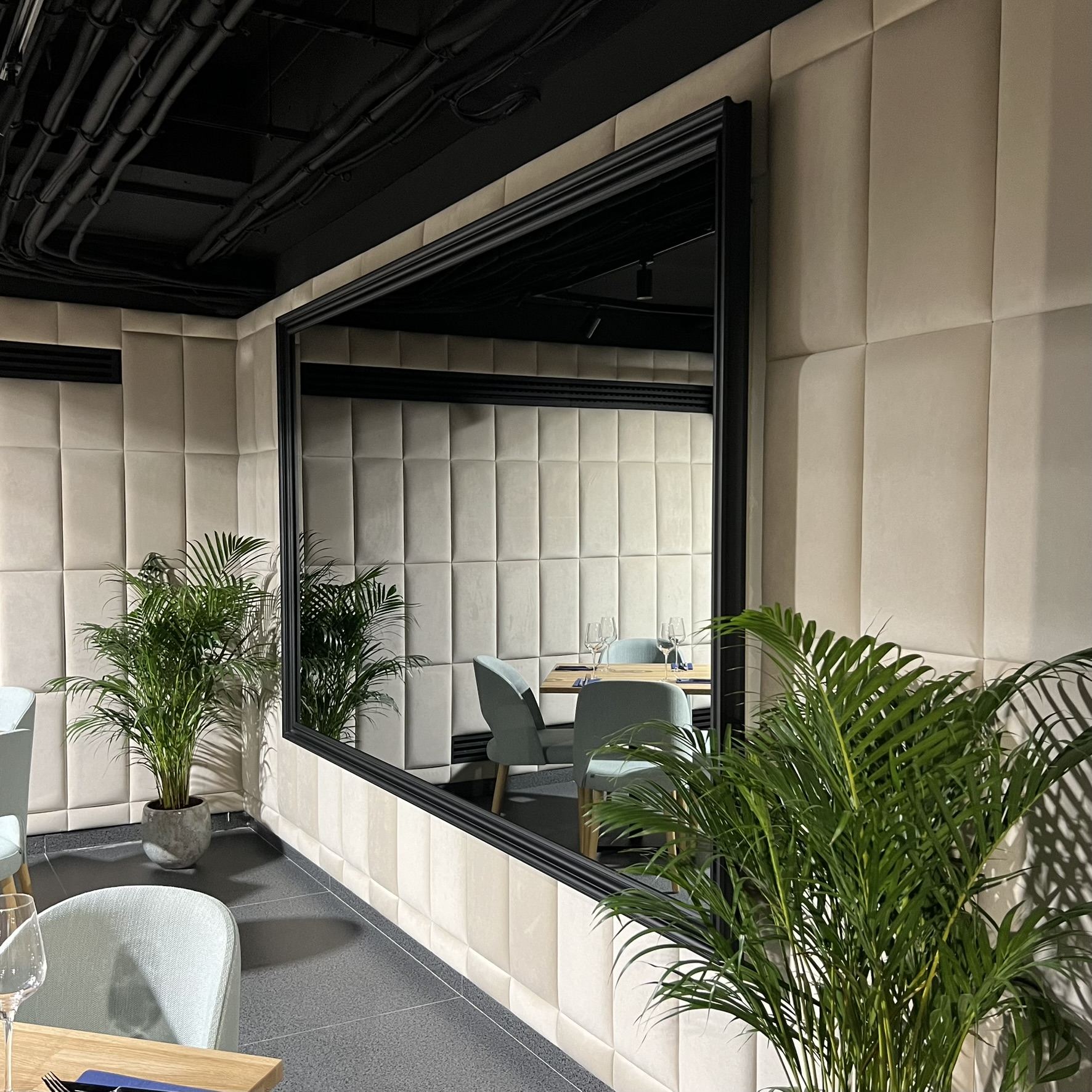 Duże lustro z ukrytym telewizorem w eleganckim wnętrzu restauracji — realizacja INEL-MAR