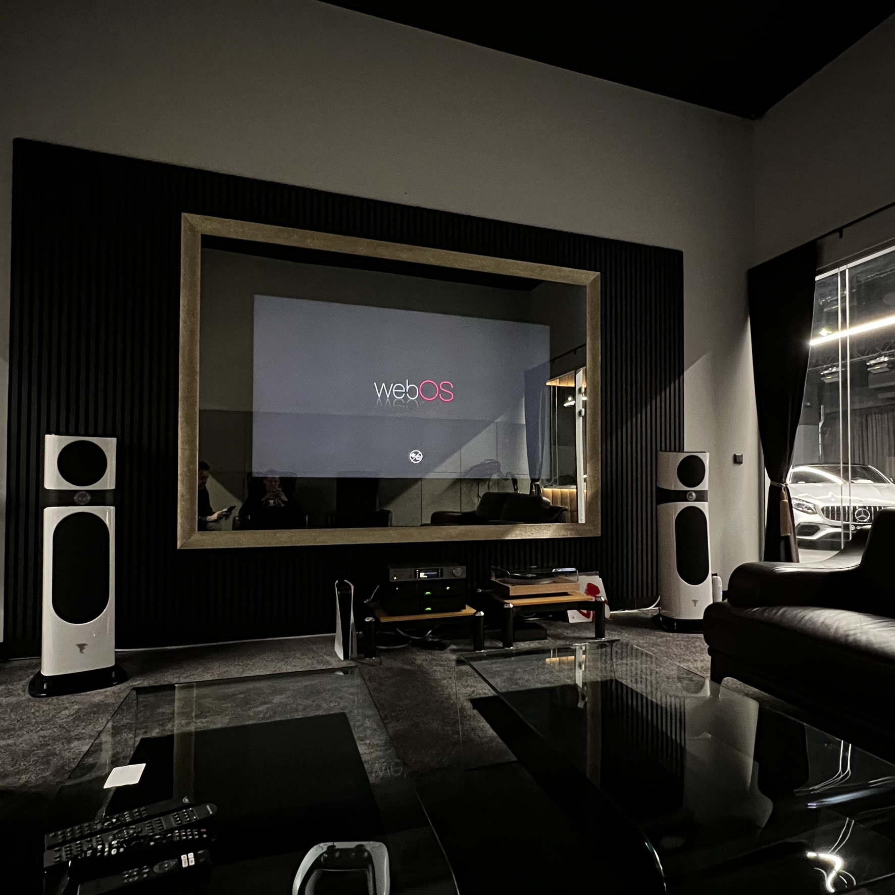 Telewizor w lustrze w domowym kinie z kolumnami Focal — realizacja INEL-MAR